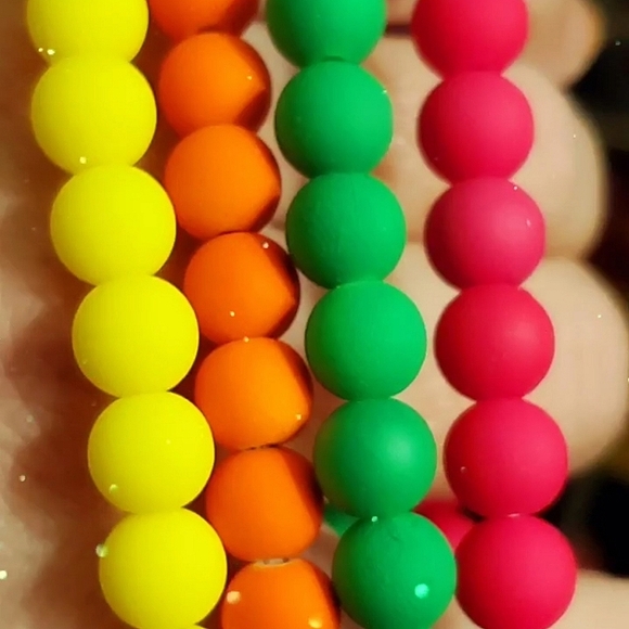 Set of 4 neon ✨️ stretch bracelets with silver sparkle beads. - Picture 4 of 4
